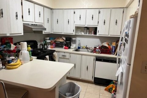 Condo in Lauderhill, Florida, 1 bedroom  № 2078999 - photo 4