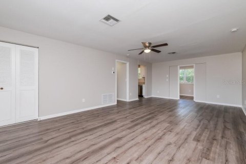 Casa en alquiler en Spring Hill, Florida, 3 dormitorios, 118.91 m2 № 2094567 - foto 4