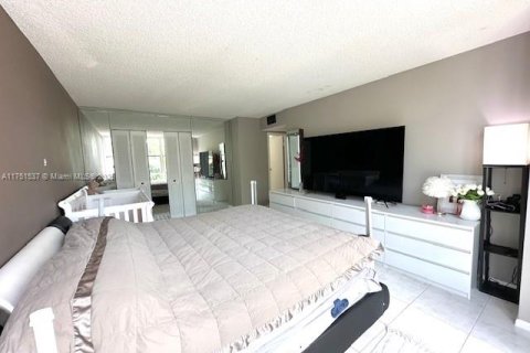 Condominio en venta en Hallandale Beach, Florida, 2 dormitorios, 104.98 m2 № 1711784 - foto 14