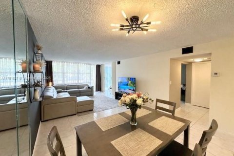 Condominio en venta en Hallandale Beach, Florida, 2 dormitorios, 104.98 m2 № 1711784 - foto 3