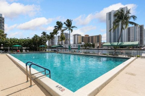 Condominio en venta en Hallandale Beach, Florida, 2 dormitorios, 104.98 m2 № 1711784 - foto 27