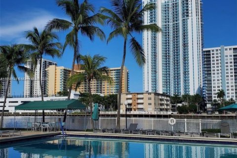 Condominio en venta en Hallandale Beach, Florida, 2 dormitorios, 104.98 m2 № 1711784 - foto 28