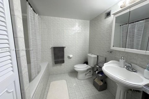 Condominio en venta en Hallandale Beach, Florida, 2 dormitorios, 104.98 m2 № 1711784 - foto 15