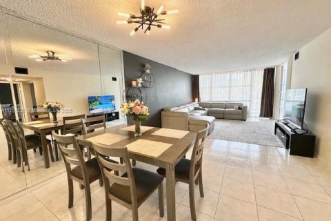 Condominio en venta en Hallandale Beach, Florida, 2 dormitorios, 104.98 m2 № 1711784 - foto 2