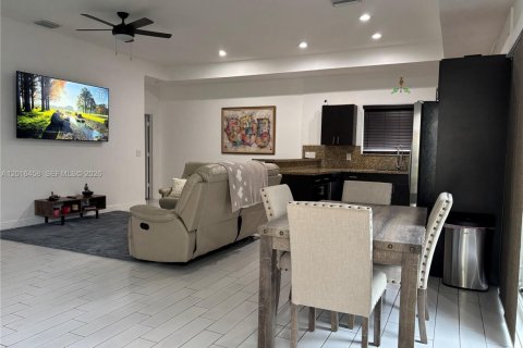 Casa en alquiler en Pembroke Pines, Florida, 2 dormitorios, 100.06 m2 № 2085340 - foto 3