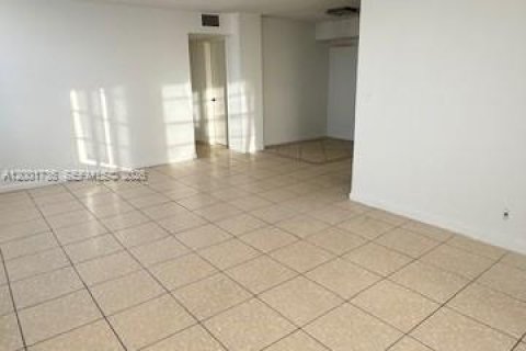 Condo in North Miami Beach, Florida, 2 bedrooms № 2173574 - photo 13
