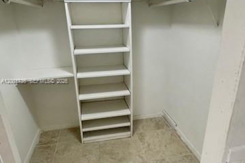 Condo in North Miami Beach, Florida, 2 bedrooms № 2173574 - photo 3