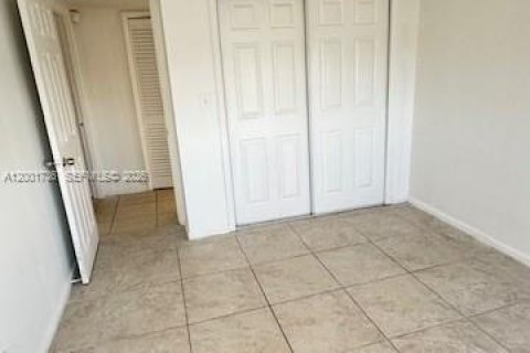 Condo in North Miami Beach, Florida, 2 bedrooms № 2173574 - photo 7