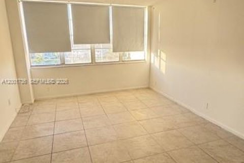 Condo in North Miami Beach, Florida, 2 bedrooms № 2173574 - photo 6