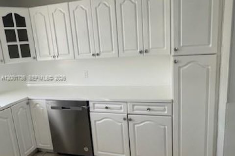 Condo in North Miami Beach, Florida, 2 bedrooms № 2173574 - photo 14