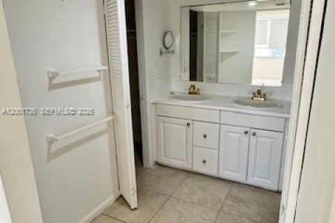 Condo in North Miami Beach, Florida, 2 bedrooms № 2173574 - photo 4