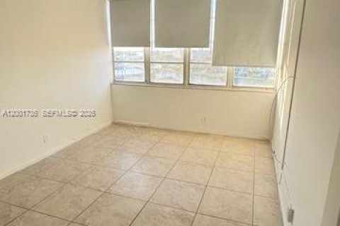 Condo in North Miami Beach, Florida, 2 bedrooms № 2173574 - photo 8