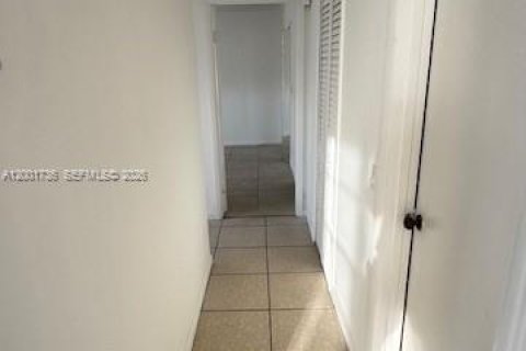Condo in North Miami Beach, Florida, 2 bedrooms № 2173574 - photo 11