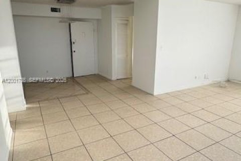 Condo in North Miami Beach, Florida, 2 bedrooms № 2173574 - photo 12