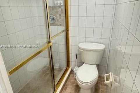 Condo in North Miami Beach, Florida, 2 bedrooms № 2173574 - photo 2