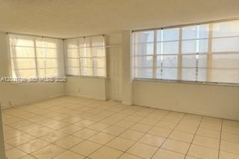Condo in North Miami Beach, Florida, 2 bedrooms № 2173574 - photo 18