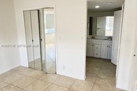 Condo in North Miami Beach, Florida, 2 bedrooms № 2173574 - photo 5