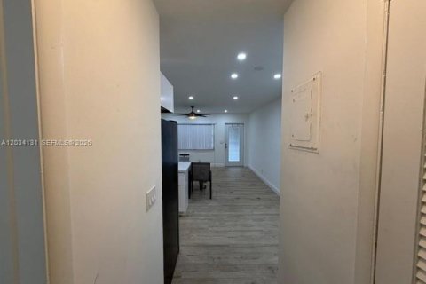 Condo in Hallandale Beach, Florida, 1 bedroom  № 2252962 - photo 4