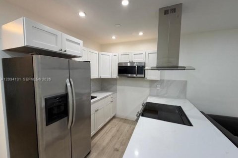 Condo in Hallandale Beach, Florida, 1 bedroom  № 2252962 - photo 2