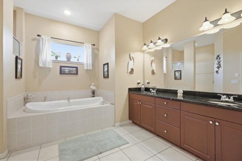 House in Bradenton, Florida 4 bedrooms, 287.44 sq.m. № 2099078 - photo 24