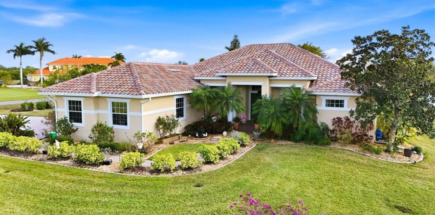 House in Bradenton, Florida 4 bedrooms, 287.44 sq.m. № 2099078