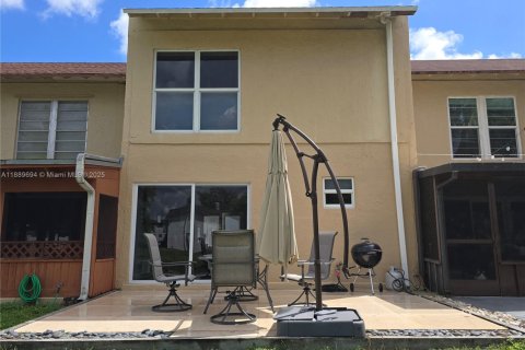 Townhouse in Miami, Florida 2 bedrooms, 111.95 sq.m. № 1953647 - photo 24