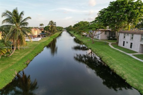 Townhouse in Miami, Florida 2 bedrooms, 111.95 sq.m. № 1953647 - photo 27