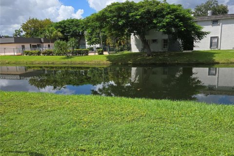 Townhouse in Miami, Florida 2 bedrooms, 111.95 sq.m. № 1953647 - photo 25