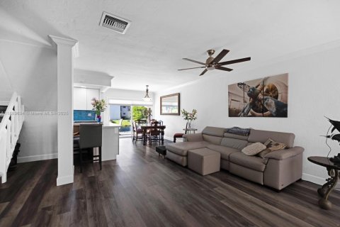 Townhouse in Miami, Florida 2 bedrooms, 111.95 sq.m. № 1953647 - photo 12