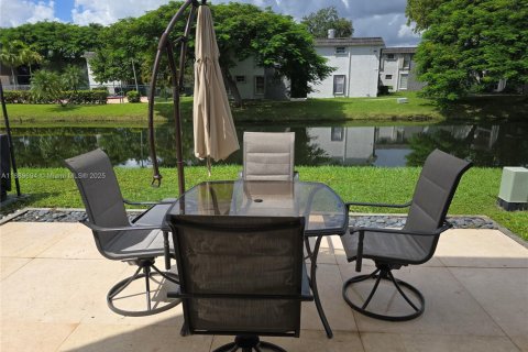 Townhouse in Miami, Florida 2 bedrooms, 111.95 sq.m. № 1953647 - photo 21