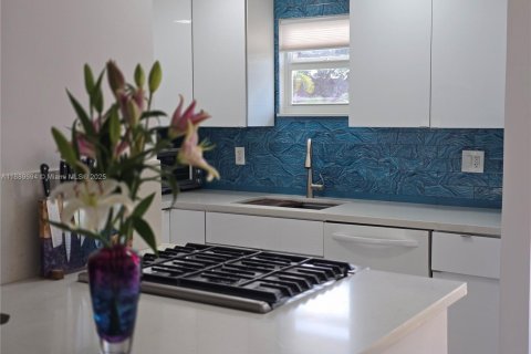 Townhouse in Miami, Florida 2 bedrooms, 111.95 sq.m. № 1953647 - photo 6