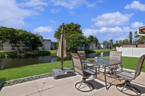 Townhouse in Miami, Florida 2 bedrooms, 111.95 sq.m. № 1953647 - photo 22