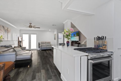 Townhouse in Miami, Florida 2 bedrooms, 111.95 sq.m. № 1953647 - photo 11