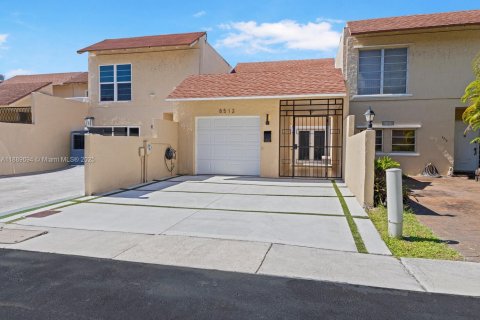 Townhouse in Miami, Florida 2 bedrooms, 111.95 sq.m. № 1953647 - photo 1