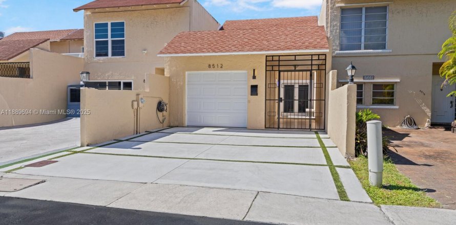 Townhouse in Miami, Florida 2 bedrooms, 111.95 sq.m. № 1953647