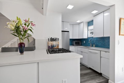 Townhouse in Miami, Florida 2 bedrooms, 111.95 sq.m. № 1953647 - photo 9