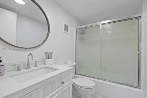 Townhouse in Miami, Florida 2 bedrooms, 111.95 sq.m. № 1953647 - photo 16