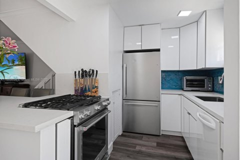 Townhouse in Miami, Florida 2 bedrooms, 111.95 sq.m. № 1953647 - photo 10