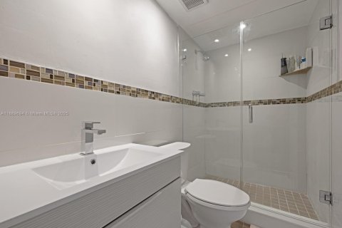 Townhouse in Miami, Florida 2 bedrooms, 111.95 sq.m. № 1953647 - photo 19