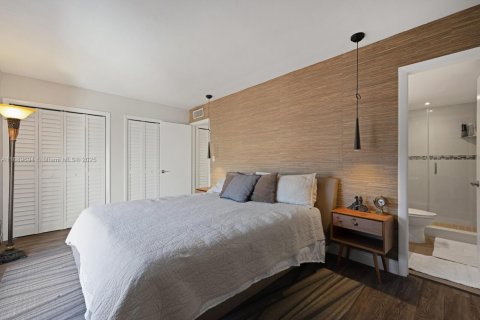 Townhouse in Miami, Florida 2 bedrooms, 111.95 sq.m. № 1953647 - photo 18