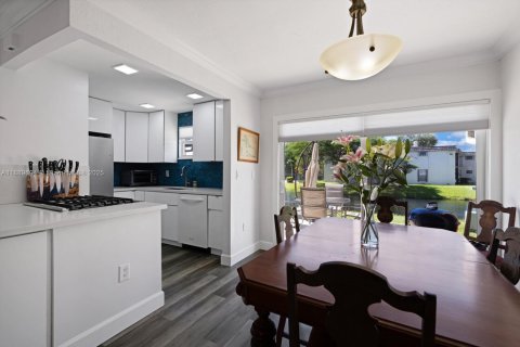 Townhouse in Miami, Florida 2 bedrooms, 111.95 sq.m. № 1953647 - photo 8