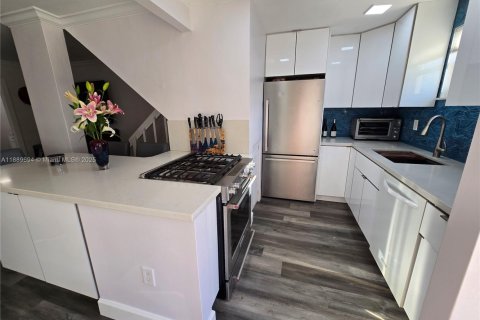 Townhouse in Miami, Florida 2 bedrooms, 111.95 sq.m. № 1953647 - photo 7