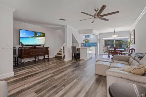 Townhouse in Miami, Florida 2 bedrooms, 111.95 sq.m. № 1953647 - photo 3