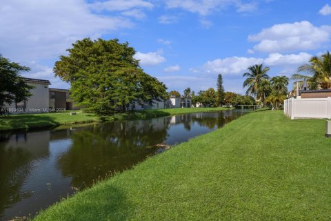 Townhouse in Miami, Florida 2 bedrooms, 111.95 sq.m. № 1953647 - photo 26