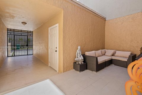 Townhouse in Miami, Florida 2 bedrooms, 111.95 sq.m. № 1953647 - photo 2