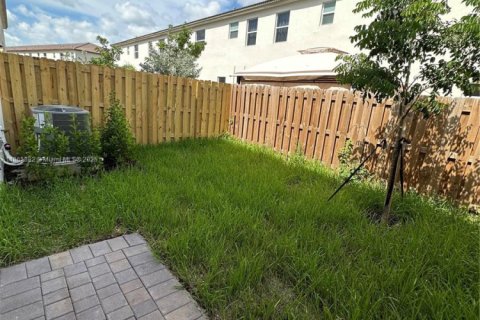 Снять в аренду таунхаус в Майами, Флорида 3 спальни, 160.91м2, № 1927763 - фото 12