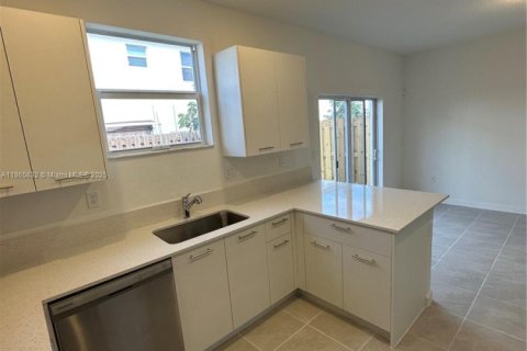 Снять в аренду таунхаус в Майами, Флорида 3 спальни, 160.91м2, № 1927763 - фото 11