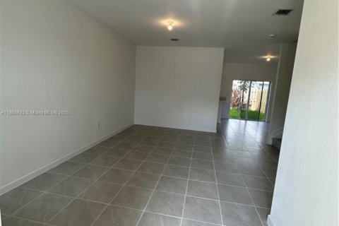 Снять в аренду таунхаус в Майами, Флорида 3 спальни, 160.91м2, № 1927763 - фото 2