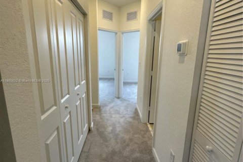 Снять в аренду таунхаус в Майами, Флорида 3 спальни, 160.91м2, № 1927763 - фото 28