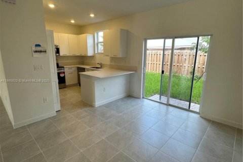 Снять в аренду таунхаус в Майами, Флорида 3 спальни, 160.91м2, № 1927763 - фото 5